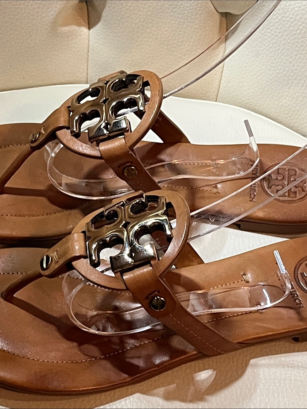 Tory Burch Tan Leather Gold Logo Thong Sandals Beautiful Eye Catching Luxury - Picture 13 of 15